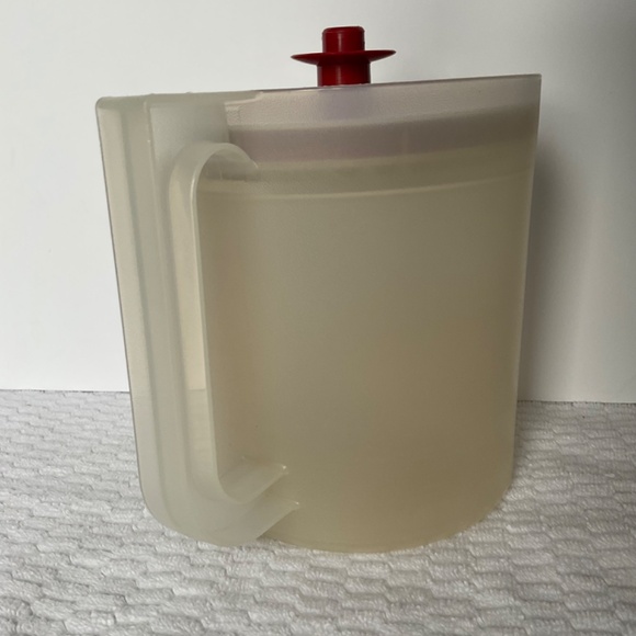 Vintage Tupperware Juice Pitcher with Push-button Lid - 1.5 Quarts - Picture 4 of 15
